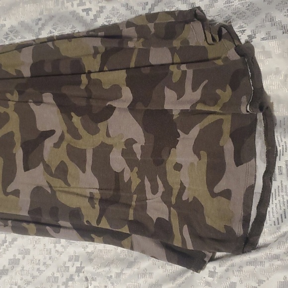 Spaghetti strap V neck tank - Picture 2 of 3